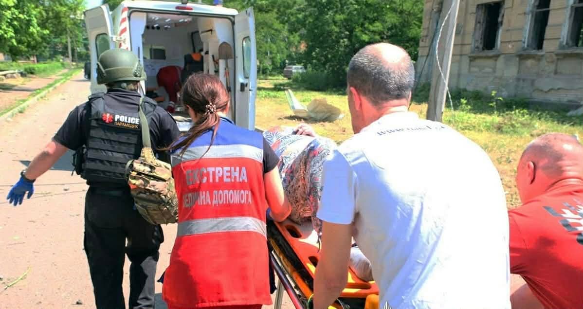 <em>У поліції показали, як виносили поранених після бомбової атаки у Слов’янську. Фото: поліції.</em>