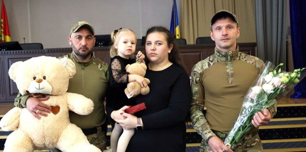 Родині полеглого поліцейського Івана Фесенка вручили його посмертну державну нагороду — медаль "Захиснику Вітчизни". Фото: НПУ