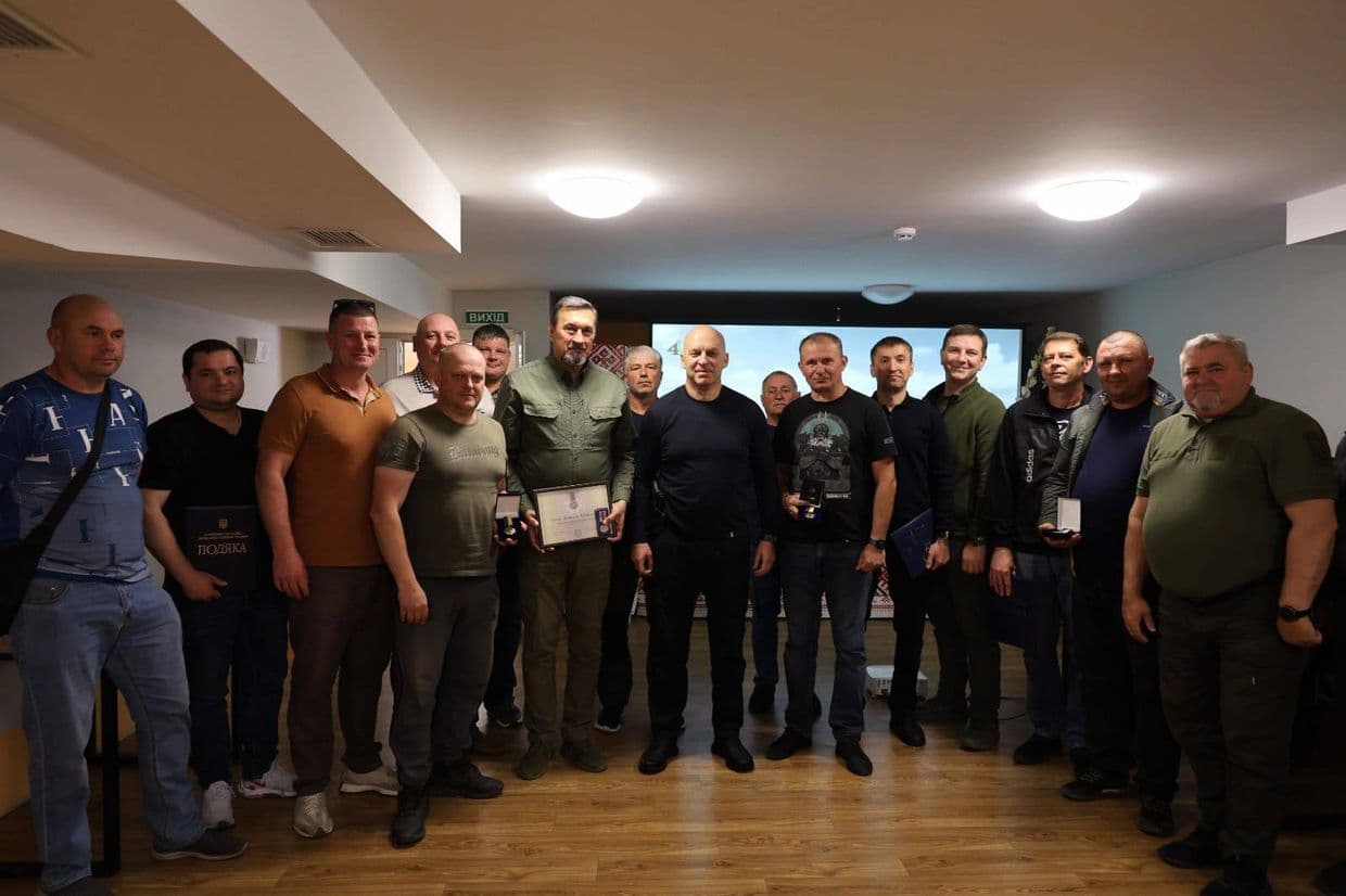 Нагородження тих, хто працює на Донеччині. Фото: Facebook/Вадим Філашкін