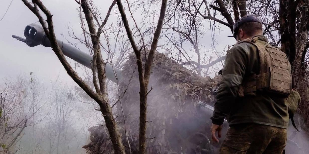 Український захисник біля гармати. Фото: Бригада "Едельвейс"