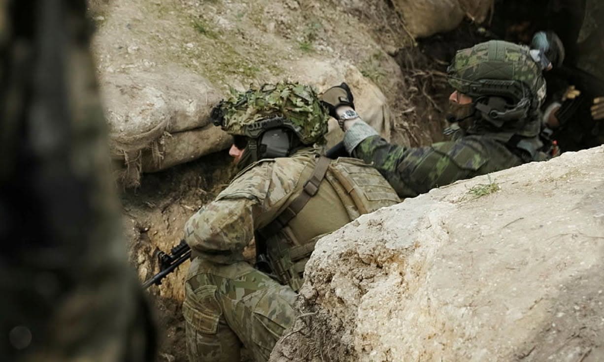 Військові в окопі. Фото: Sergeant Samuel Miller
