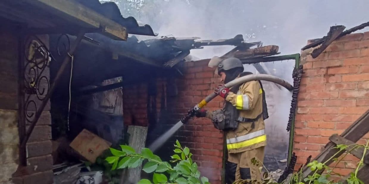 Вогнеборці ліквідували 4 пожежі, спричинені ворожими обстрілами Донеччини: що горіло (фото, відео)