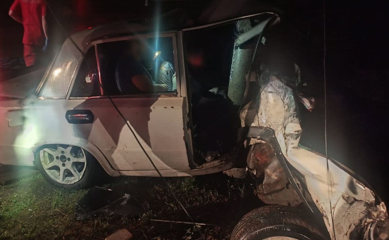 У Краматорську деблокували 2 постраждалих чоловіків із понівеченої внаслідок ДТП автівки (фото)