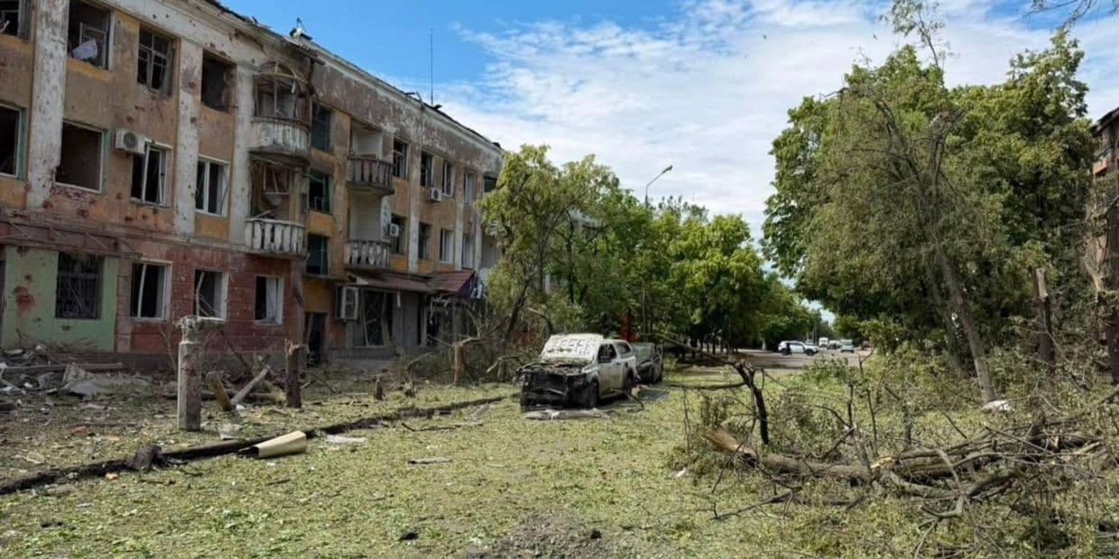 В Славянске огнеборцы тушили пожары, возникшие в результате сегодняшней бомбардировки (фото)