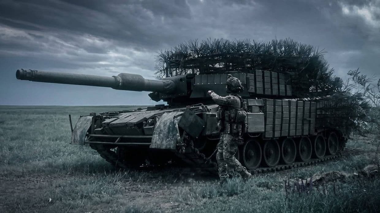 Український захисник із танком. Фото: 155 ОМБр