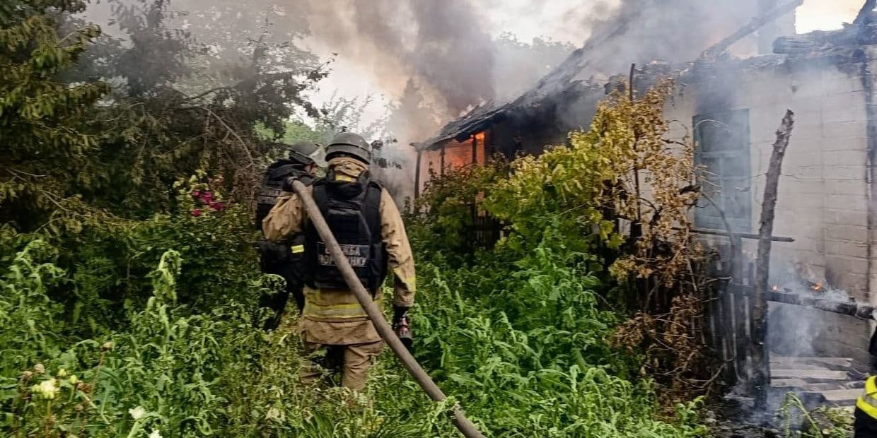 Російський дрон атакував будинок у Білозерському на Донеччині, виникла пожежа (фото, відео)