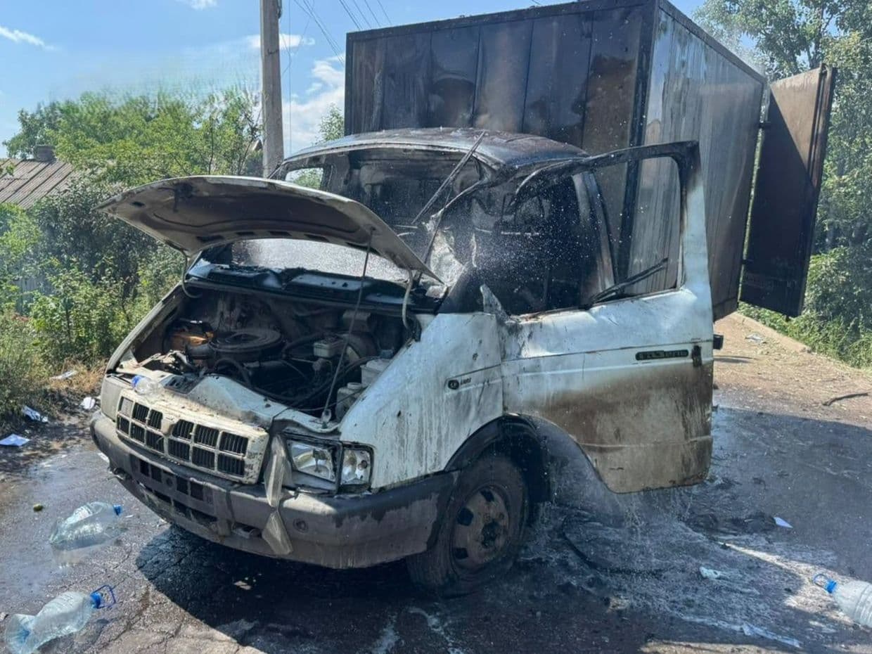 Наслідки російського дронового удару по автівці у Красноторці 25 червня 2026 року. Фото: ДСНС Донеччини