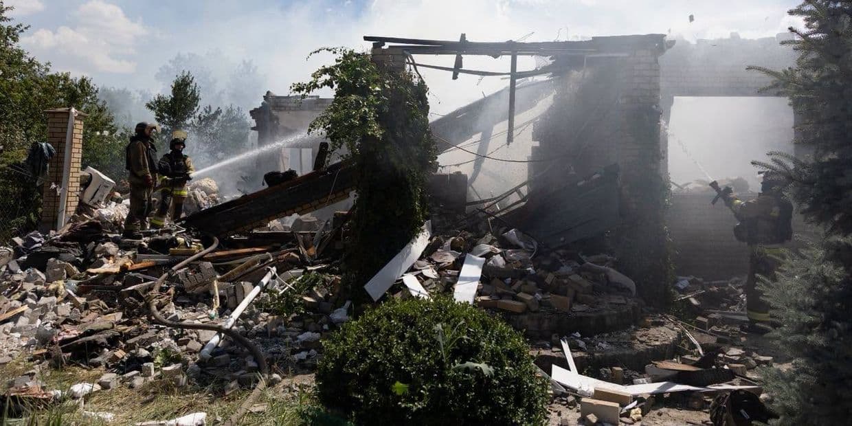 Ліквідація наслідків російського удару по Дружківці 23 червня 2026 року. Фото: ДСНС Донеччини
