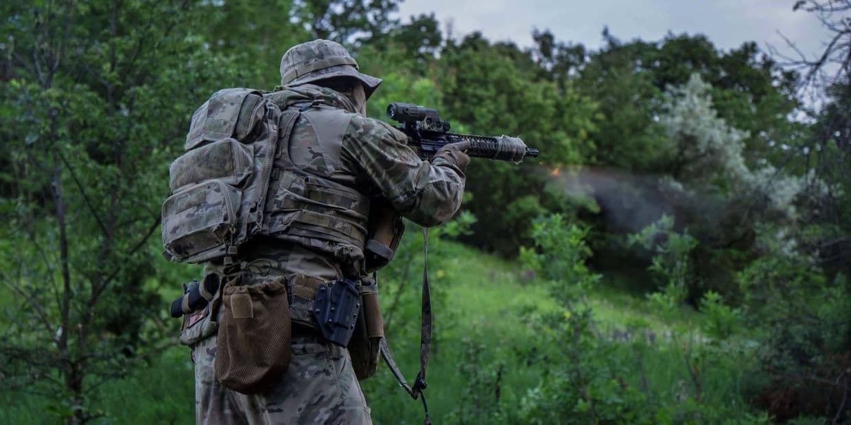Стрліяє український захисник. Фото: Бригада "Едельвейс"