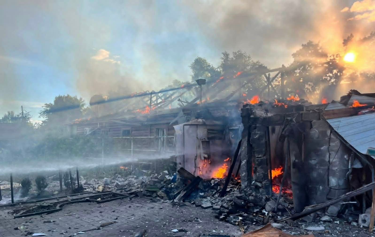 <em>Наслідки обстрілів на Донеччині. Фото: ДСНС</em>