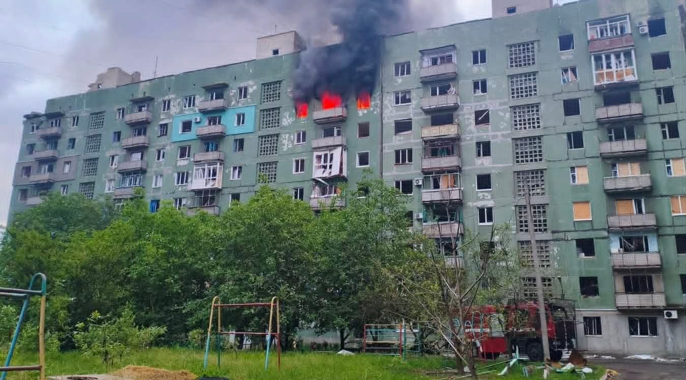 <em>В місті Дружківка горіла дев'ятиповерхівкаю. Фото: ДСНС</em>
