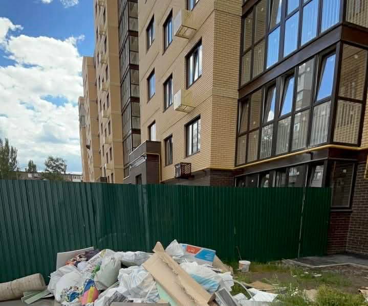 Розходиться по швах у купах сміття: у так званій "лнр" обговорюють новобудову окупантів "Авіатор"