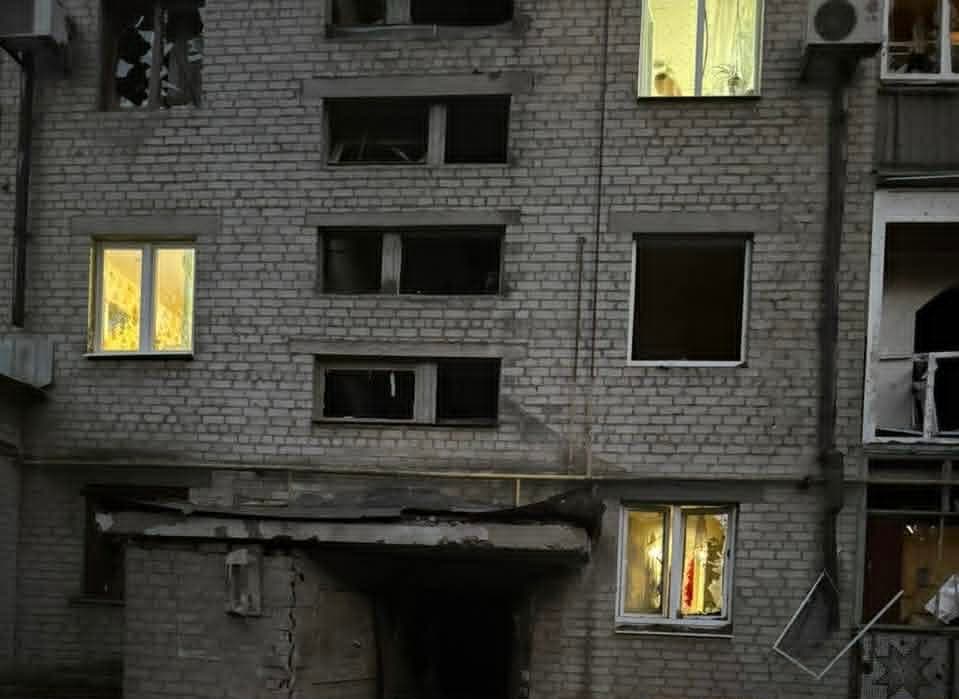 Ворог обстріляв Словʼянськ: пошкоджено багатоповерхівку та автівки