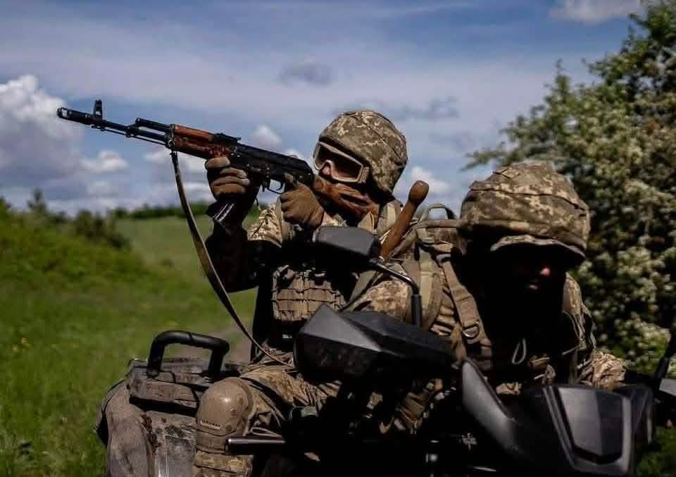 <em>Фото комунікаційного підрозділу 21-ї окремої механізованої бригади. Українські військові на квадроциклі</em>. 