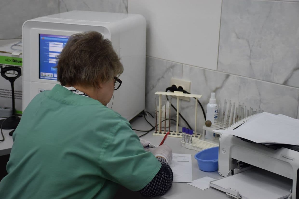 В оновленій клініко-діагностичній лабораторії КНП "«Міська лікарня №2". Фото: Краматорська міська рада