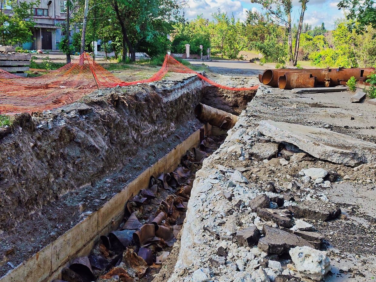 В окупованому Алчевську зі 150 км теплотрас до проходження осінньо-зимового періоду підготовлено лише 5,5 км — трохи більше 3%. Фото з відкритих джерел