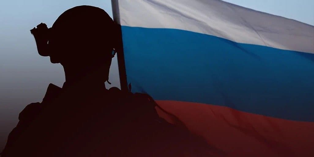 Боєць російської окупаційної армії з прапором рф. Фото з відкритих джерел