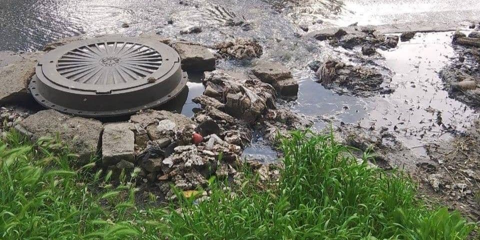 Окуповані росіянами Маріуполь і Талалаївка потопають у каналізаційних стоках (фото)