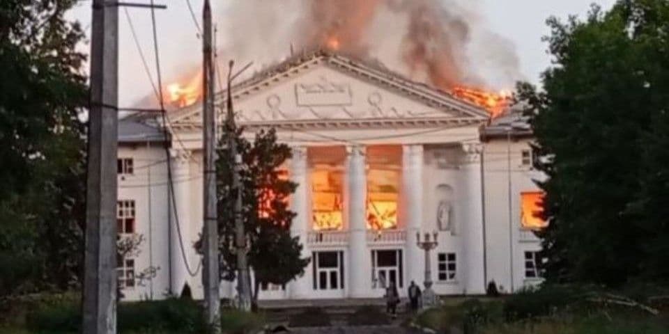 Росіяни вдарили по Миколаївці: горить Палац культури (відео)