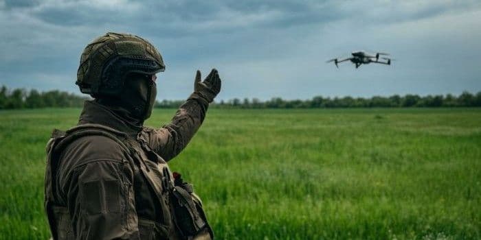 Боєць російської окупаційної армії з дроном. Фото з відкритих джерел