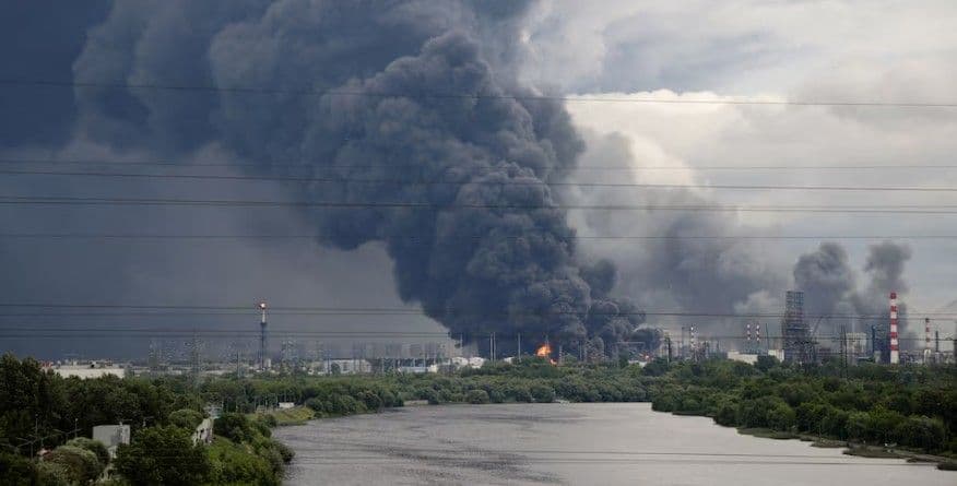 Густі клуби диму з полум'ям піднімаються з нафтопереробного заводу після атаки українського безпілотника в Москві 18 червня 2026 року. Фото з сайту Reuters