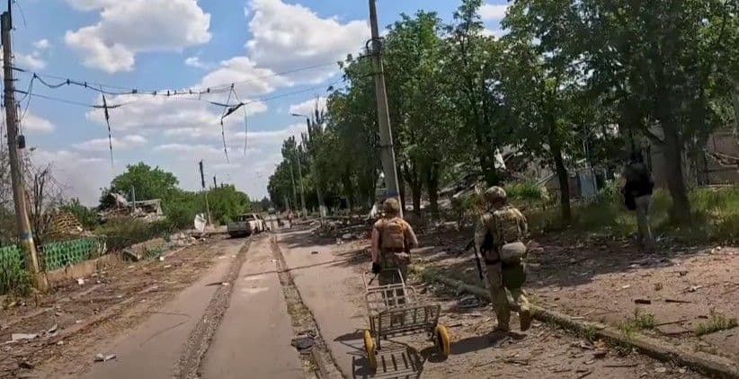 Поліціянти та волонтери здійснили екстремальну евакуацію з Дружківки (відео)