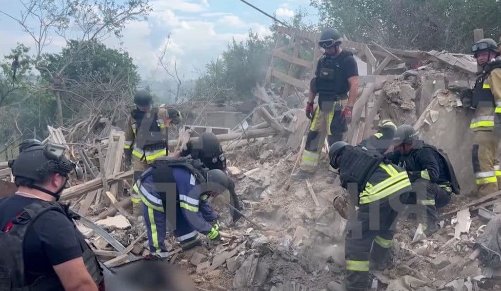 Ліквідація наслідків російського удару по Ясній Поляні. Скриншот з відео Патрульної поліції Краматорська та Слов'янська