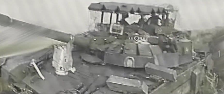 Російський танк перед ударом українського дрона. Скриншот з відео "Фенікса"