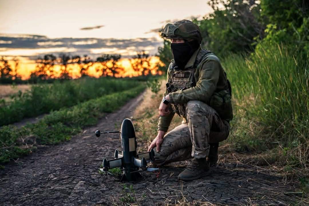<em>Український військовий з дроном. Фото: з посту Генштабу</em>