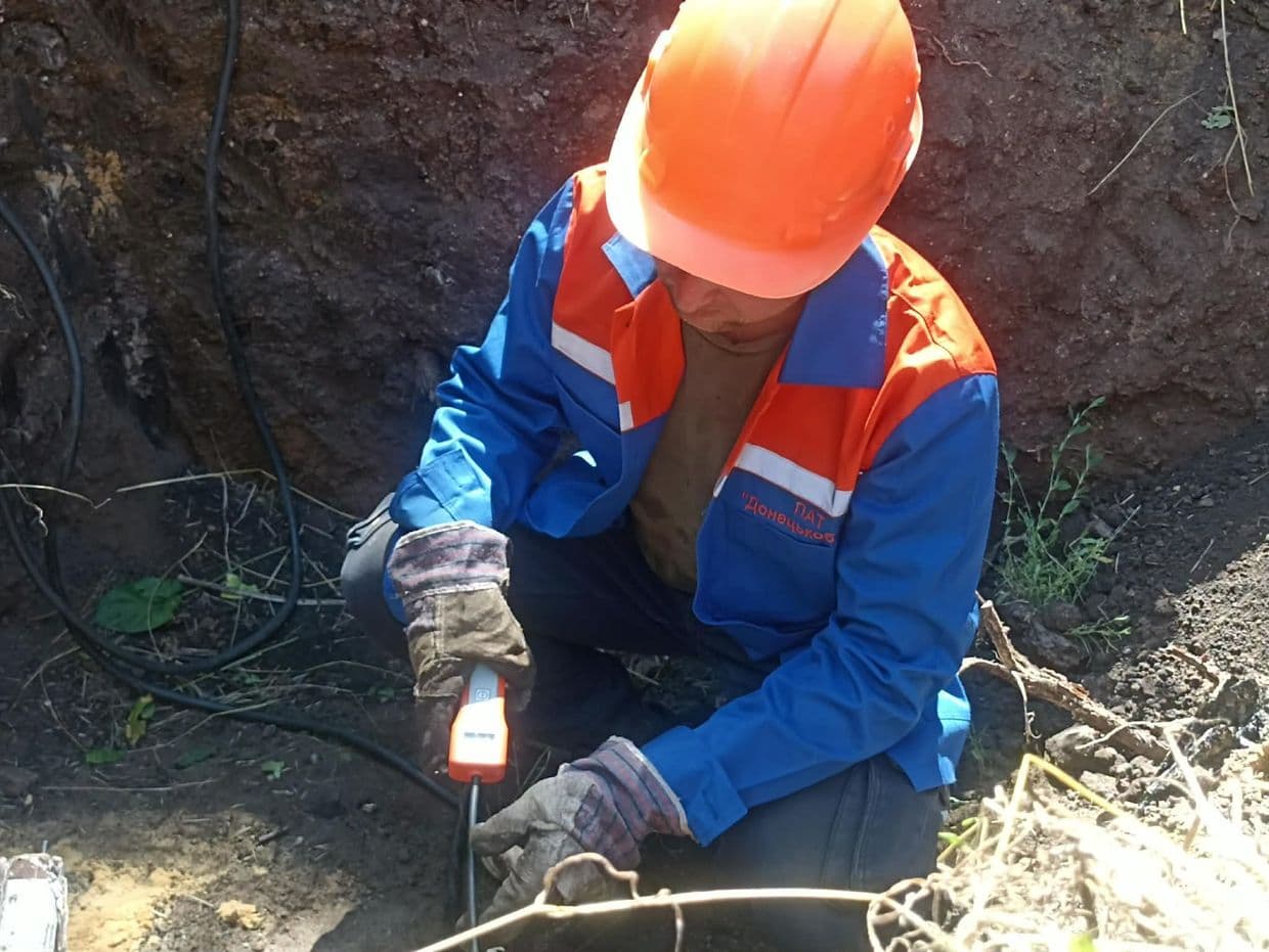 Працює газівник. Фото: Донецькоблгаз