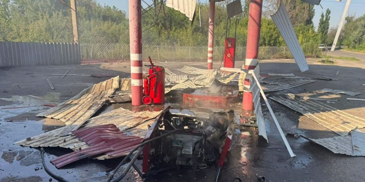 Рашисти вдарили по автозаправній станції у Краматорську: виникла пожежа (фото)