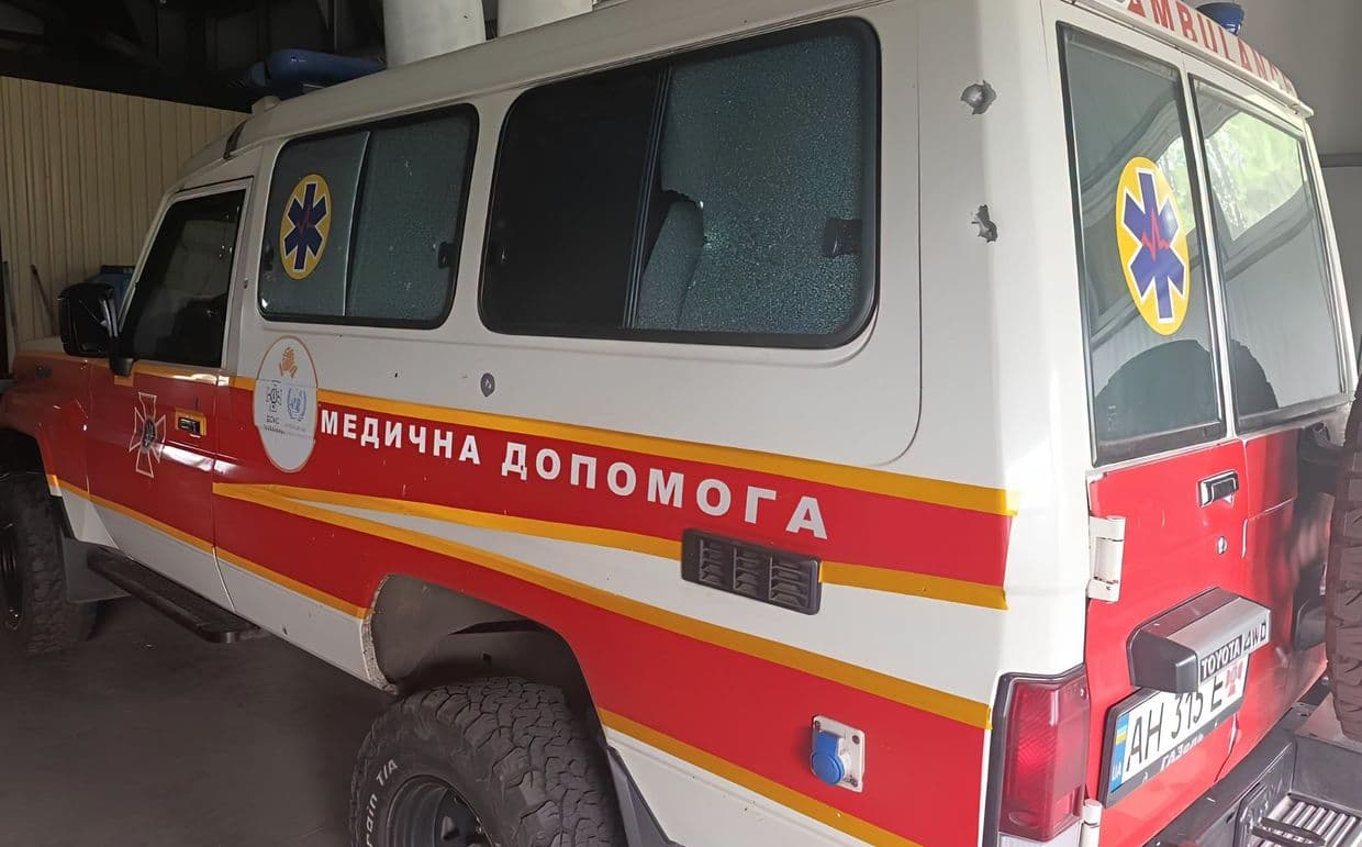 Росіяни вкотре вдарили по рятувальниках Донеччини, пошкодили броньовану автівку (фото)