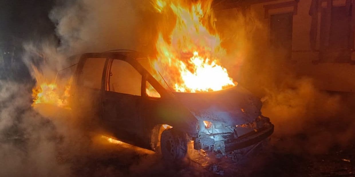 Унаслідок російських ударів палало майно жителів Ясногірки та Слов'янська (фото, відео)