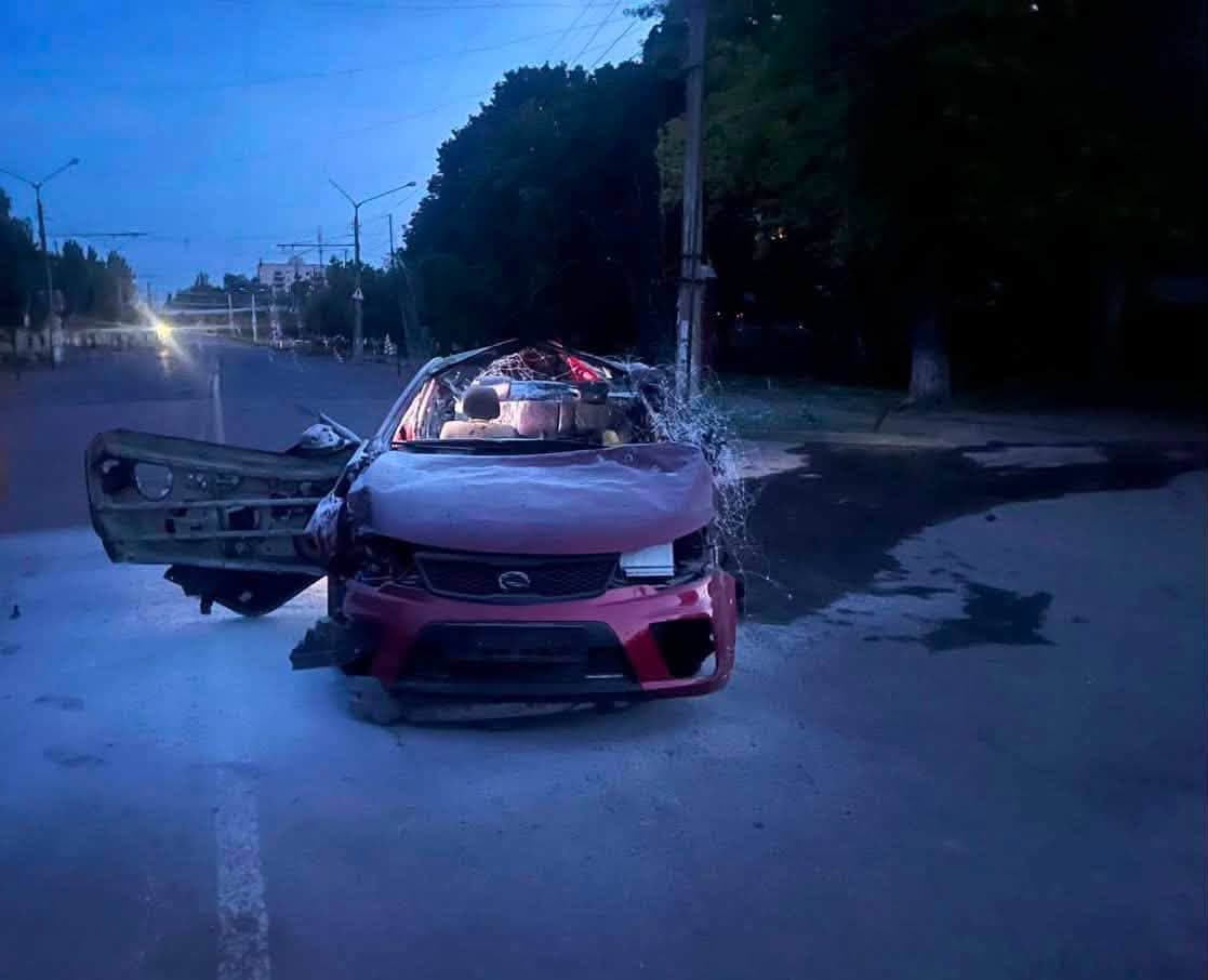 <em>Цивільна автівка у Краматорську, яку атакував ворожий дрон. Фото: Краматорської МВА.</em>