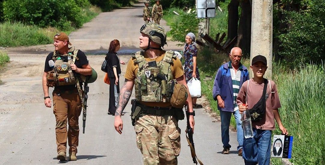 "Білі янголи" евакуювали з Дружківки 2 родини: пішки виводили дітей з-під обстрілів (фото, відео)