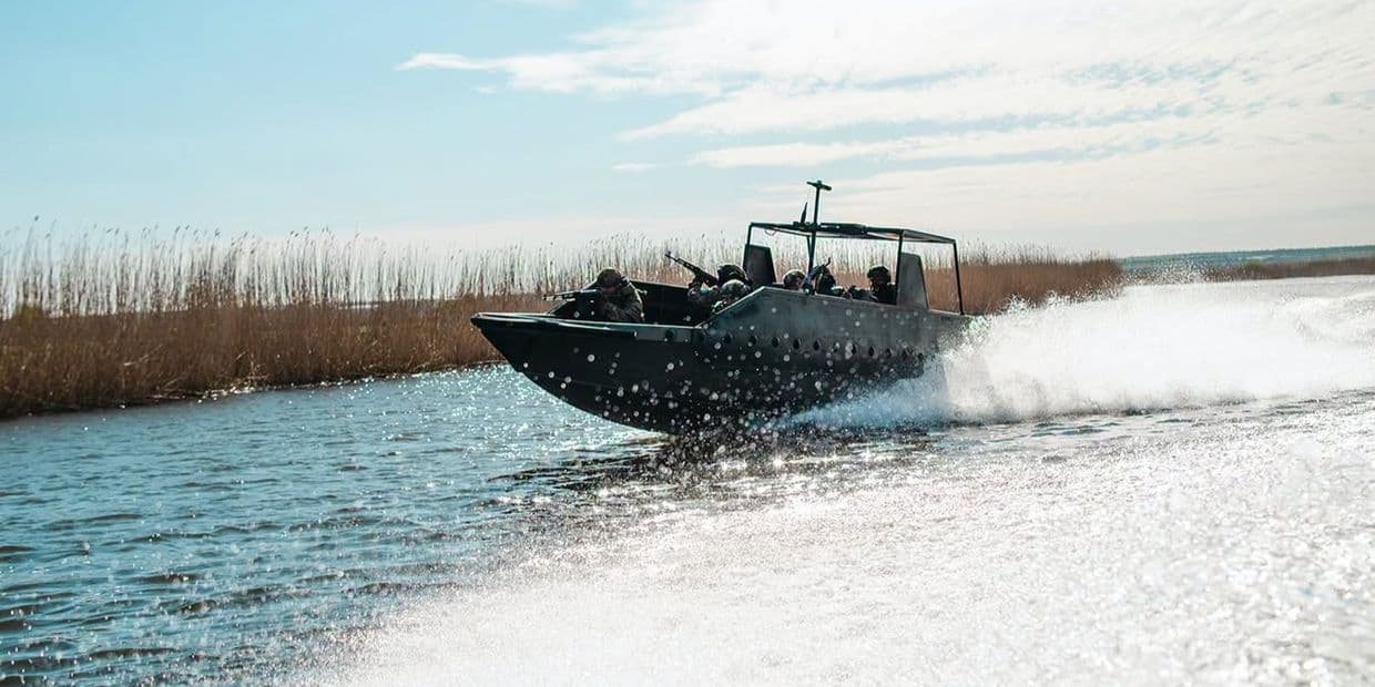 Українські захисники у човні. Фото: 15-й окремий полк підтримки МП ВМС ЗСУ