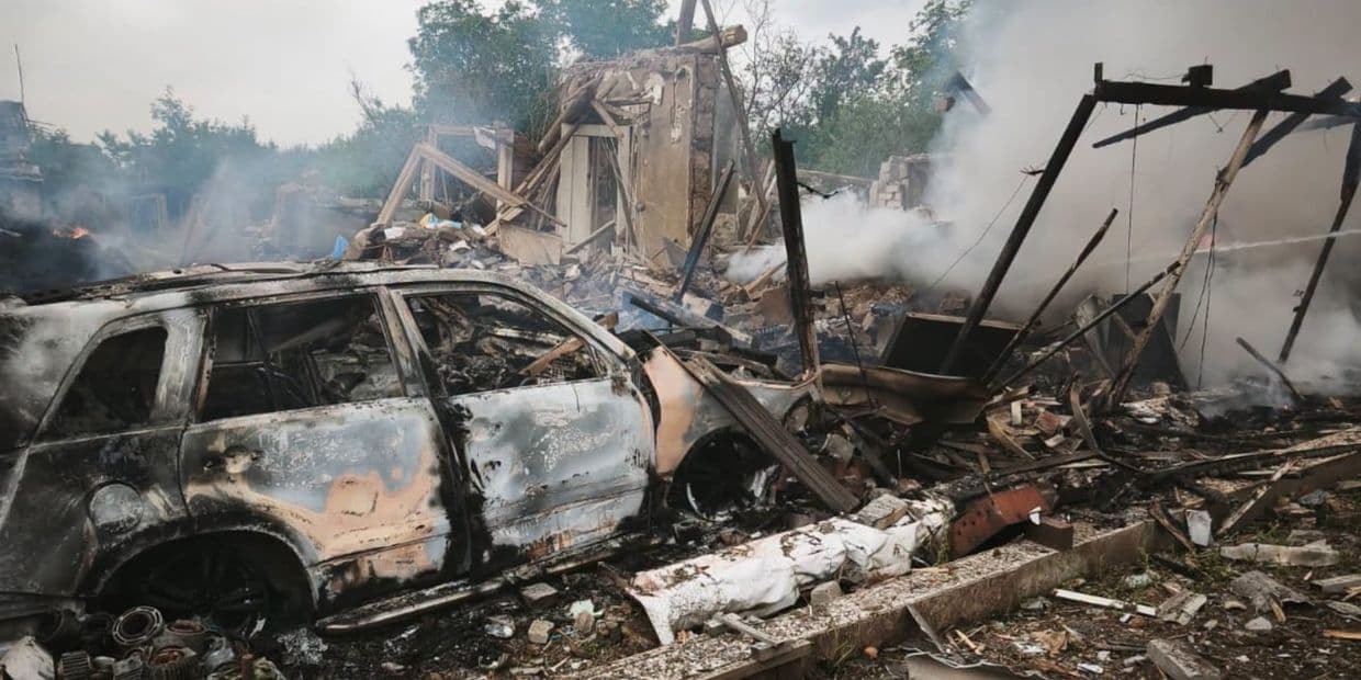 Наслідки російського бомбового удару по Краматорську 10 липня 2026 року. Фото: ДСНС Донеччини