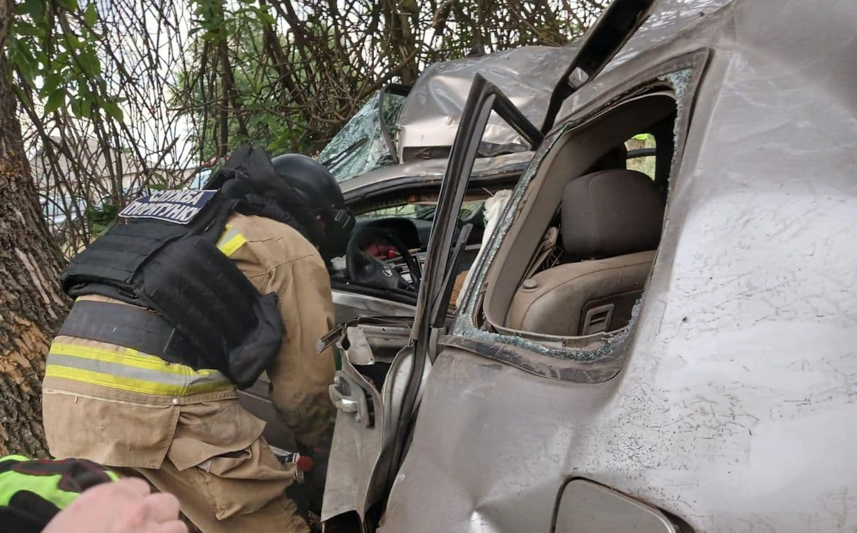 ДТП у Краматорському районі: рятувальники деблокували тіло загиблого водія (фото)