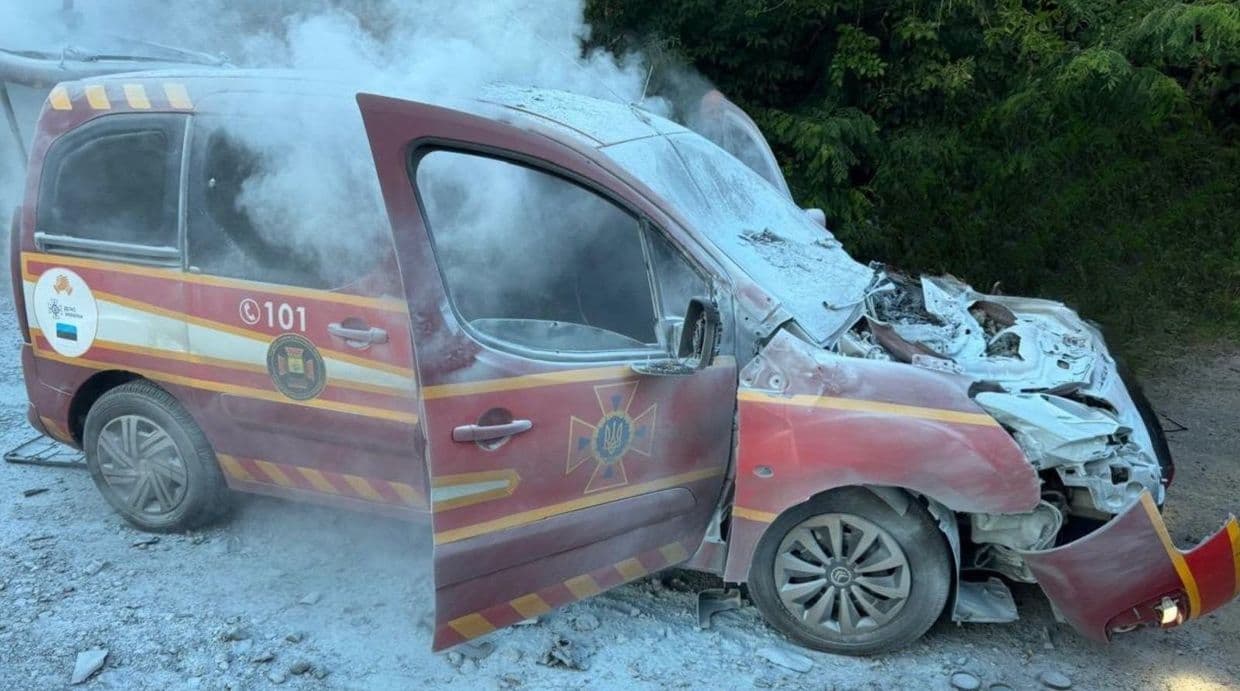 Наслідки російського дронового удару по автівці офіцерів-рятувальників громад у Краматорську 14 липня 2026 року. Фото: ДСНС Донеччини