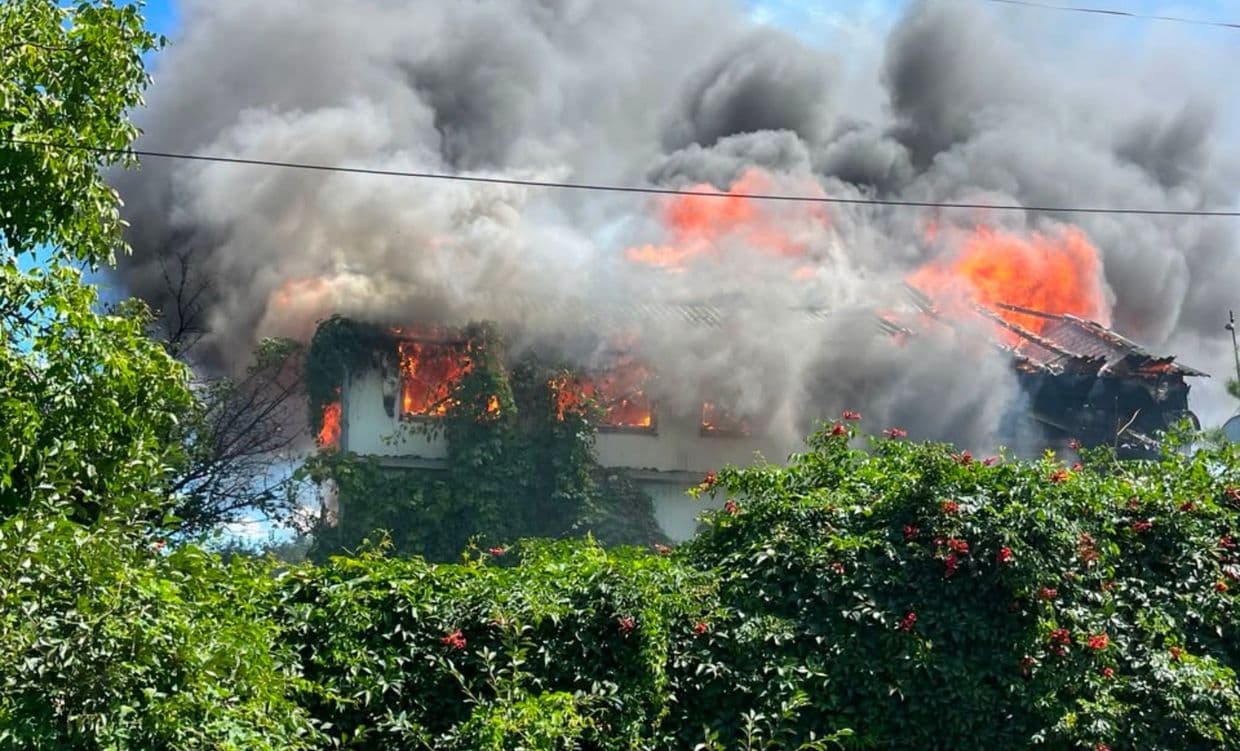 Пожежа від російського удару. Фото: ДСНС Донеччини