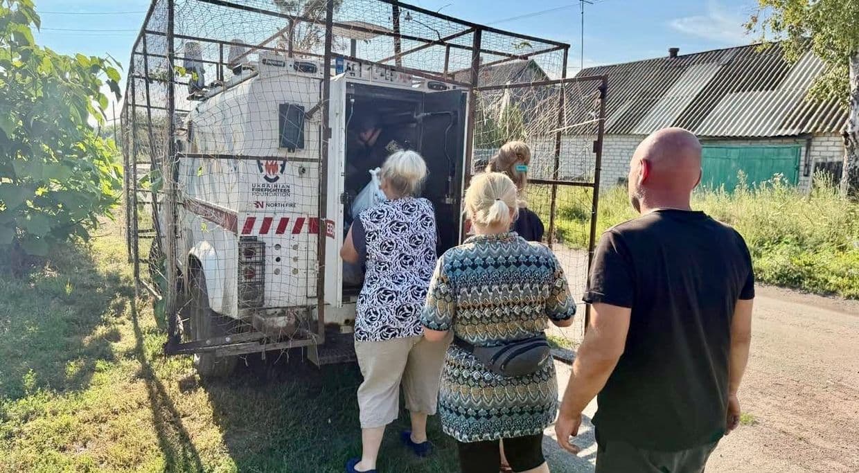 Жителям села Маяки на Донетчине доставили гуманитарную помощь (фото)