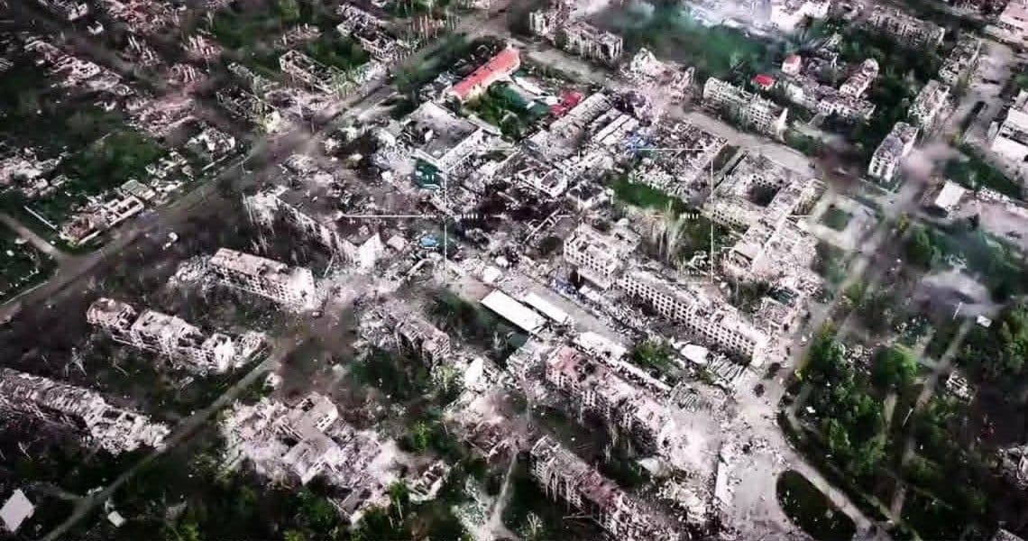 Зруйнована ворогом Костянтинівка. Скриншот з відео DEVOTIONEM RADICES