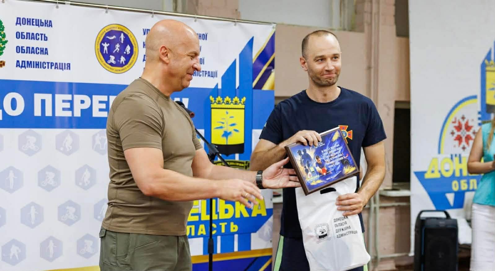 <em>Рятувальник Донеччини, Єгор Кальченко. став призером відкритого турніру з настільного тенісу серед ветеранів війни та військовослужбовців. Фото ДСНС</em>
