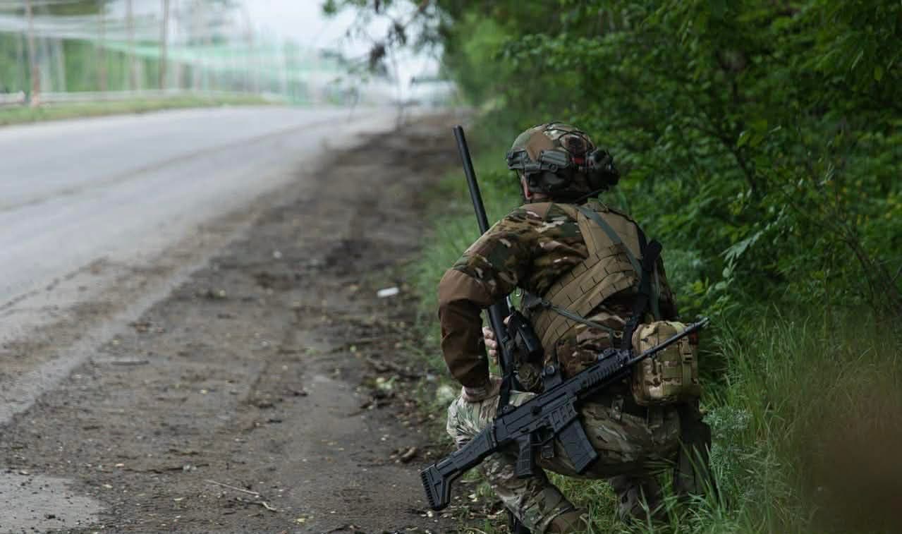 <em>Фото: 24 ОМБр імені короля Данила. Військовий у дороги. </em>