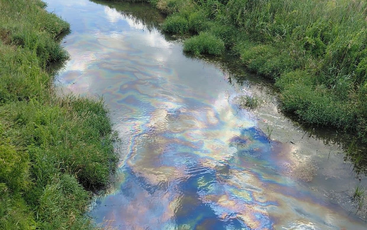 <em>Стан річки Лугань на ТОТ Луганщини. Вода вкрилася характерною кольоровою маслянистою плівкою. Фото: з Телеграм</em>