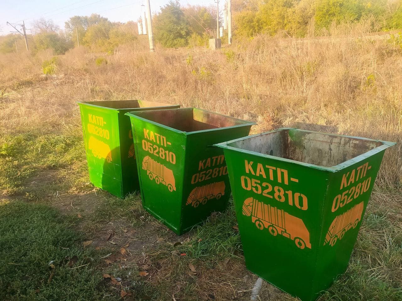 Контейнери для твердих побутових відходів КАТП-052810 у Красноторці, жовтень 2023 року. Фото: Краматорська міська рада
