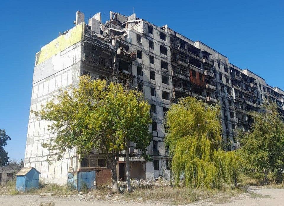Пошкоджений будинок у Маріуполі, серпень 2026 року. Фото з відкритих джерел