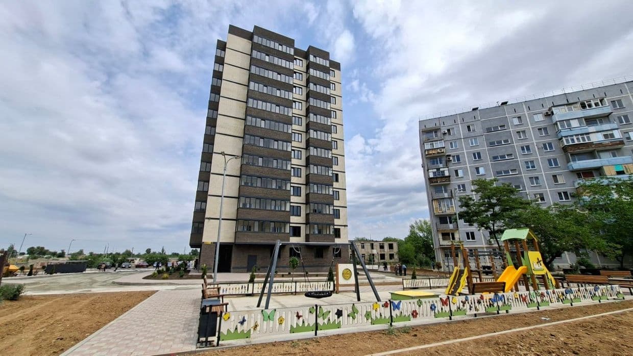 У Маріуполі окупанти звели іпотечний будинок на місці знесеної багатоповерхівки та влаштували свято (фото)
