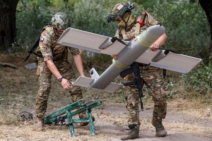 Бійці російської окупаційної армії з дроном. Фото ілюстративне, з відкритих джерел