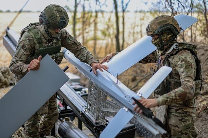 Бійці російської окупаційної армії з дроном. Фото з відкритих джерел
